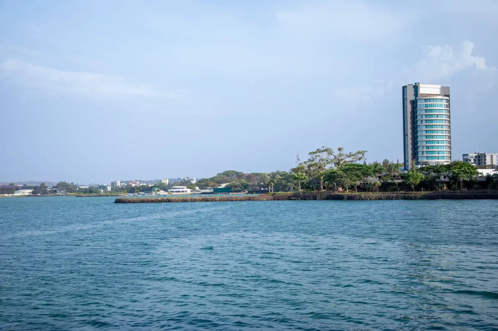 车位检测器与道闸控制器协同方案在四川停车场中的应用