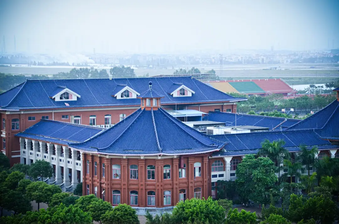 物业停车场智能化改造方案：从车位引导屏到道闸控制器的整体部署