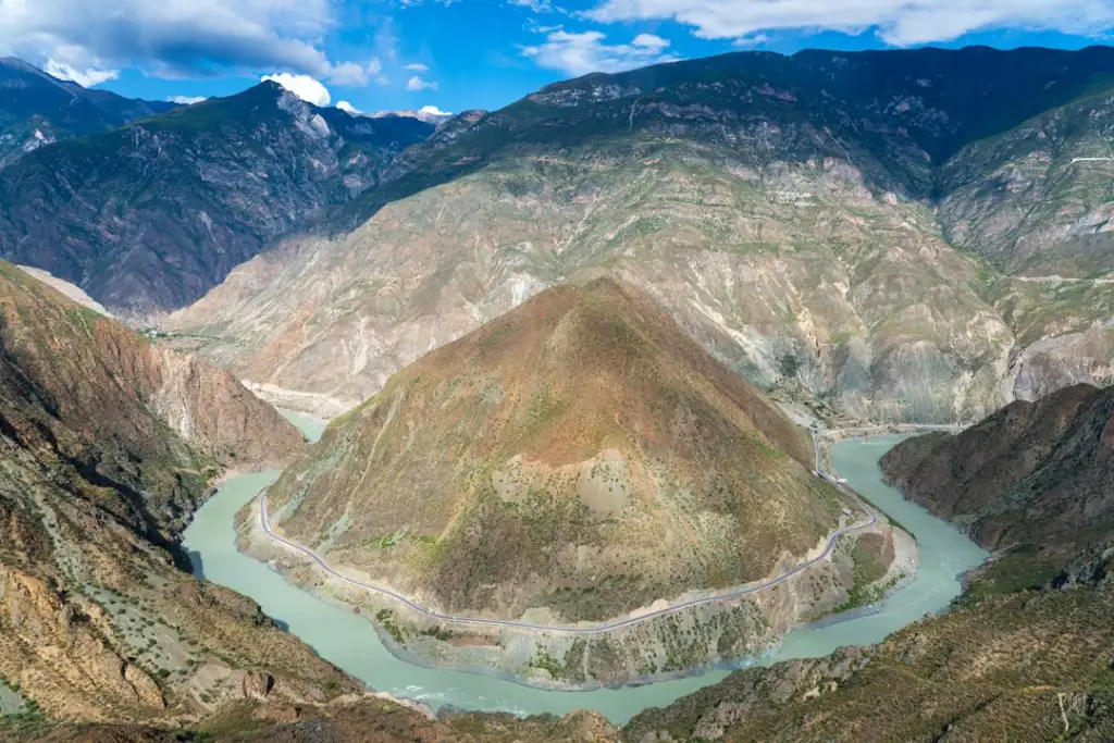车位检测器与地磁传感器技术对比：哪种方案更适合四川停车场正文配图 1